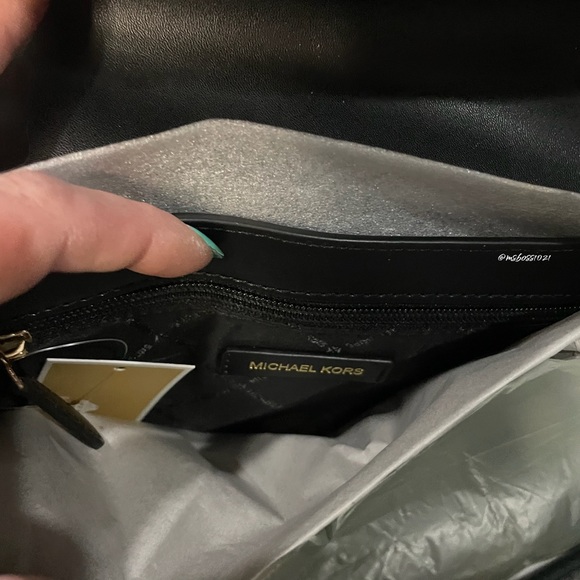 Michael Kors Lea MD Flap MSGR Crossbody + Wallet in Black/Gold NWT - Picture 6 of 6
